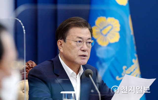 [천지일보=박준성 기자] 문재인 대통령이 수도권 거리두기 4단계 적용 첫날인 12일 오후 청와대에서 열린 수도권 특별방역점검회의에서 발언하고 있다. 이날 회의에는 오세훈 서울시장, 이재명 경기도지사, 박남춘 인천시장 등 수도권 지자체장들이 참석했다. (제공: 청와대) ⓒ천지일보 2021.7.12
