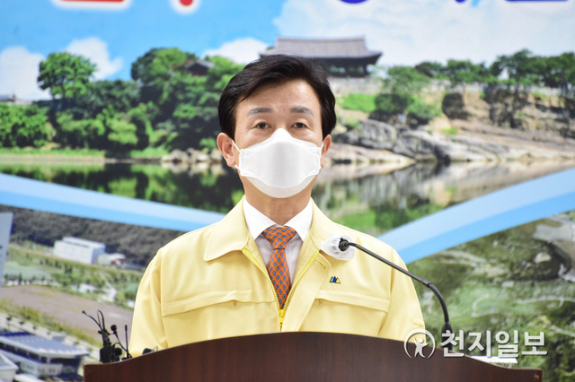 조규일 진주시장이 14일 신종 코로나바이러스 감염증(코로나19) 브리핑을 열고 확진자 관련 사항을 발표하고 있다. ⓒ천지일보 2021.7.14