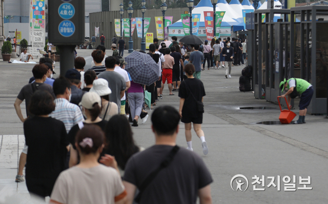 [천지일보=남승우 기자] 신종 코로나바이러스 감염증(코로나19) 신규 확진자가 1378명으로 집계되면서 사흘 연속 최다 기록을 경신한 가운데 10일 오전 서울역 광장에 마련된 임시 선별검사소에서 시민들이 검사를 받기 위해 줄을 서서 기다리고 있다. ⓒ천지일보 2021.7.10
