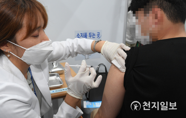 [천지일보=박준성 기자] 13일 서울시 양천구 코로나19 예방접종센터에서 의료진이 운수업 종사자에게 백신을 접종하고 있다. 신종 코로나바이러스 감염증(코로나19) 백신 우선 접종 대상자는 학원 종사자, 운수 종사자, 택배기사, 환경미화원 등이다. 서울시는 이날부터 우선 접종 대상자에 콜센터와 돌봄 종사자, 농수산물 관련 종사자를 추가했다. (제공: 서울시) ⓒ천지일보 2021.7.13