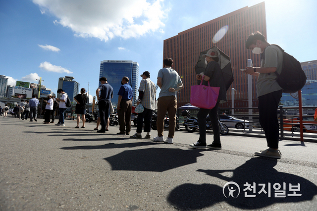 [천지일보=남승우 기자] 신종 코로나바이러스 감염증(코로나19) 신규 확진자가 1600명으로 집계된 15일 오전 서울역 광장 임시 선별검사소에서 시민들이 코로나19 검사를 기다리고 있다. ⓒ천지일보 2021.7.15