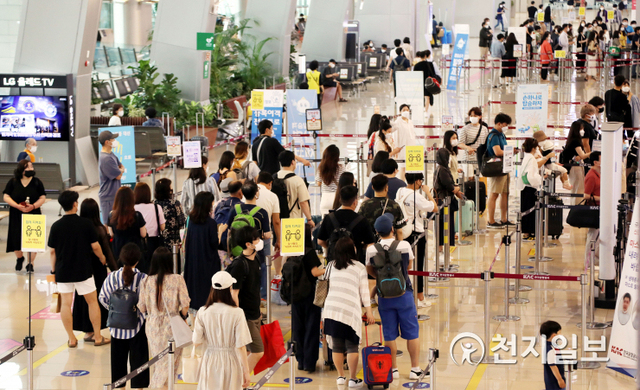 [천지일보=남승우 기자] 수도권의 사회적 거리두기 4단계 시행을 하루 앞둔 11일 서울 강서구 김포공항 국내선 출국장에서 여행객들이 줄을 서서 차례를 기다리고 있다. ⓒ천지일보 2021.7.11