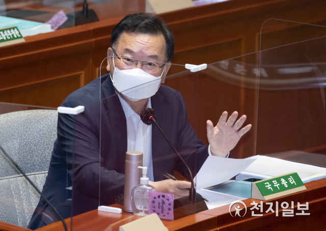 [천지일보=박준성 기자] 김부겸 국무총리가 15일 서울 여의도 국회에서 열린 예산결산특별위원회 전체회의에서 질의에 답하고 있다. (제공: 국회) ⓒ천지일보 2021.7.15