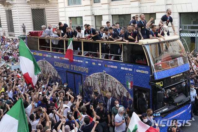 [로마=AP/뉴시스] 12일(현지시간) 이탈리아 선수들이 로마에서 유로 2020 축구선수권대회 우승 축하 퍼레이드를 펼치고 있다. 이탈리아는 1-1 무승부 끝에 잉글랜드를 승부차기로 3-2로 꺾고 53년 만에 정상에 올랐다. 2021.07.13.