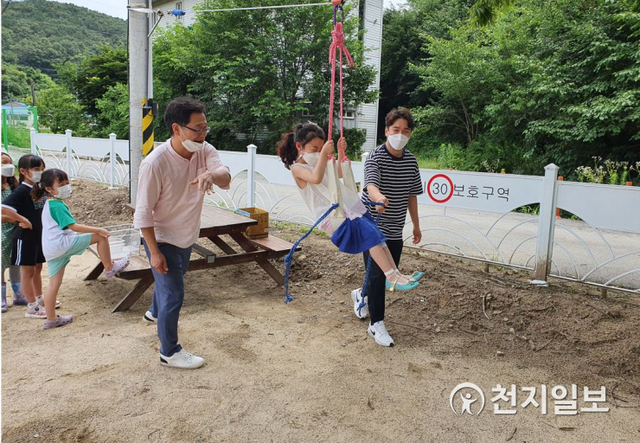 위례초등학교 학생들이 짚라인을 타며 즐거워하고 있다. (제공: 천안교육지원청) ⓒ천지일보 2021.7.16