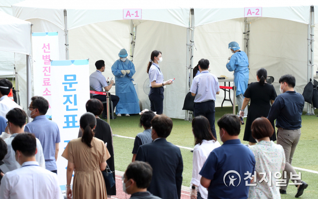 [천지일보=박준성 기자] 15일 오후 서울 여의도 국회 운동장에 마련된 신종코로나바이러스 감염증(코로나19) 임시선별진료소에서 국회 직원 및 관계자들이 코로나19 검사를 받고 있다. ⓒ천지일보 2021.7.15