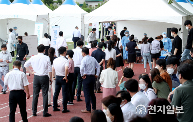 [천지일보=박준성 기자] 15일 오후 서울 여의도 국회 운동장에 마련된 신종코로나바이러스 감염증(코로나19) 임시선별검사소에서 국회 직원 및 관계자들이 코로나19 검사를 받기 위해 대기하고 있다. ⓒ천지일보 2021.7.15