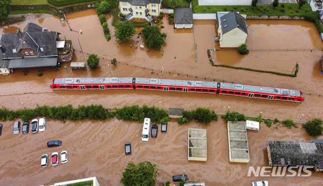 15일(현지시간) 독일 코르델역이 홍수로 물에 잠겨 있다. (출처: 뉴시스)