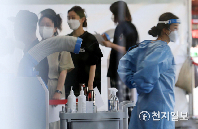 [천지일보=남승우 기자] 신종 코로나바이러스 감염증(코로나19) 신규 확진자가 1600명으로 집계된 15일 오전 서울역 광장 임시 선별검사소에서 한 관계자가 냉방기 앞에서 더위를 식히고 있다. ⓒ천지일보 2021.7.15
