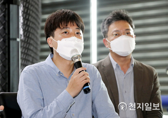 [천지일보=박준성 기자] 국민의힘 이준석 대표가 14일 오후 강원도 원주시 로드짐 강변점 체육관에서 열린 신종 코로나바이러스 감염증(코로나19) 피해 대책 마련을 위한 실내체육인들과의 간담회에서 발언하고 있다. (제공: 국민의힘) ⓒ천지일보 2021.7.14