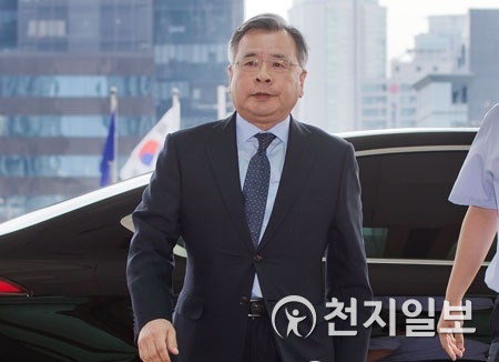 수산업자 김모(43, 수감 중)씨로부터 포르쉐 차량을 제공받은 의혹이 제기된 박영수 전 특별검사. ⓒ천지일보DB