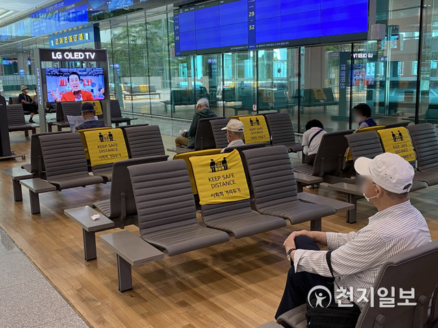 사흘째 폭염특보가 이어지는 가운데 16일 인천공항에서 어르신들이 더위를 피해 쉬고 있다. ⓒ천지일보 2021.7.16