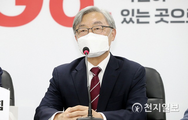 [천지일보=박준성 기자] 최재형 전 감사원장이 15일 서울 여의도 국민의힘 중앙당사를 방문해 이준석 대표와 대화를 나누고 있다. (제공: 국민의힘) ⓒ천지일보 2021.7.15