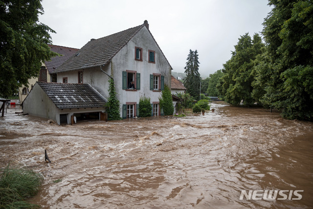 15일(현지시간) 100년 만의 기록적인 폭우가 쏟아진 독일 에르도르프에서 집들이 물에 잠기고 있다. 이번 폭우로 독일 남서부 라인란트-팔라티네의 수많은 마을과 지하실이 물에 잠겼다. (출처: 뉴시스)