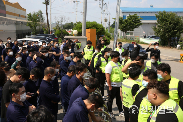 [천지일보=이우혁 기자] 철거집행관들이 16일 경기도 평택의 동우전기 공장을 철거하기 위해 대기하고 있다. 중소벤처기업부 선정 100대 강소기업인 ‘동우전기’는 국가철도공단에서 시행 중인 ‘포승-평택 철도건설 공사’ 구간에 편입돼 이날 오후 5시 강제 철거집행을 당했다. 이날 국가철도공단 측 집행관 수십여명은 방역수칙을 지키지 않고 공장 인부들에게 달려들어 철거를 강행했다. ⓒ천지일보 2021.7.16