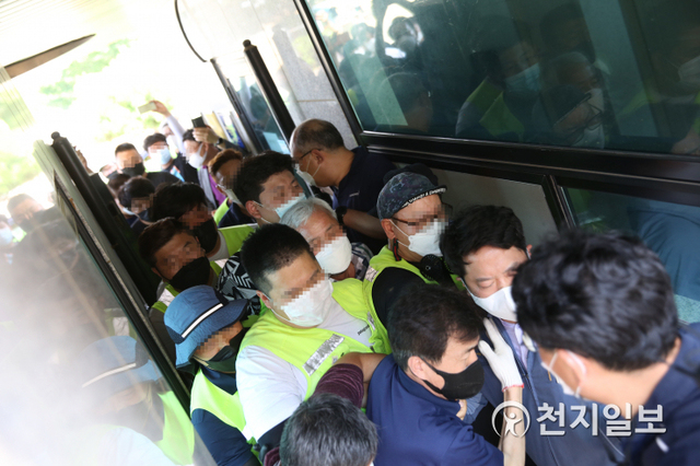 [천지일보=이우혁 기자] 철거집행관들이 16일 경기도 평택의 동우전기 공장을 철거하기 위해 밀고 들어오고 있다. 중소벤처기업부 선정 100대 강소기업인 ‘동우전기’는 국가철도공단에서 시행 중인 ‘포승-평택 철도건설 공사’ 구간에 편입돼 이날 오후 5시 강제 철거집행을 당했다. 이날 국가철도공단 측 집행관 수십여명은 방역수칙을 지키지 않고 공장 인부들에게 달려들어 철거를 강행했다. ⓒ천지일보 2021.7.16