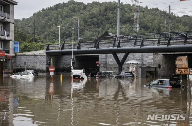 16일(현지시간) 벨기에 리예주 체니에서 폭우로 인해 차량들이 침수돼 있다. (출처: 뉴시스)