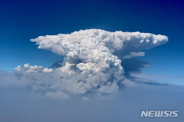 14일(현지시간) 미국 오리건주 남부 붓레그 화재 상공에서 화염 구름이라고 알려진 화재적운이 발견됐다. 사진은 붓레그 화재 사건 사령부가 제공했으며 드론으로 찍었다. (출처: 뉴시스)