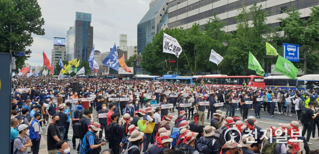 [천지일보=김누리 기자] 전국민주노동조합총연맹(민주노총) 회원들이 3일 서울 종로3가에서 전국노동자대회를 진행하고 있다. ⓒ천지일보 2021.7.3
