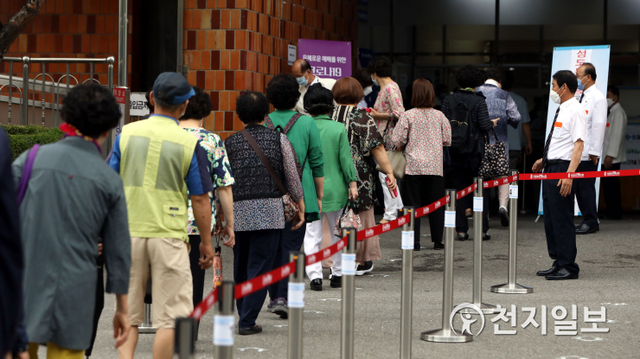 [천지일보=남승우 기자] 최근 수도권을 중심으로 신종 코로나바이러스 감염증(코로나19) 확산세가 이어지고 있는 14일 오전 서울 여의도순복음교회에서 예배를 드리러 나온 신도들이 거리두기를 하며 줄지어 입장하고 있다. ⓒ천지일보 2020.6.14