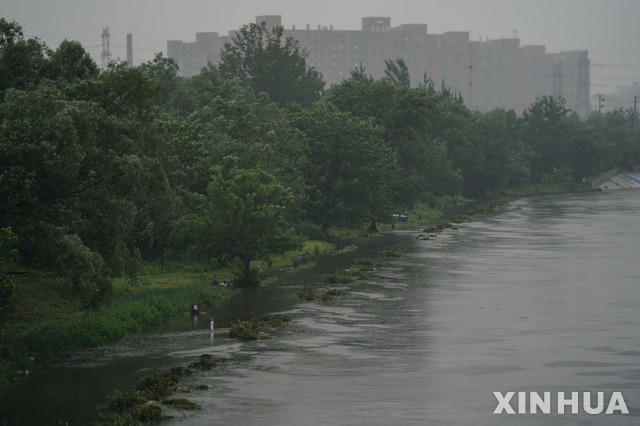 [베이징=신화/뉴시스] 12일 베이징의 량수이허 주변 산책로가 불어난 강물에 잠긴 모습. 11일부터 이날까지 수도 베이징을 포함해 수도권에서도 폭우가 이어졌다.