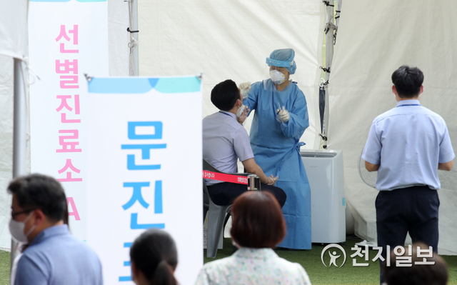 [천지일보=박준성 기자] 15일 오후 서울 여의도 국회 운동장에 마련된 신종코로나바이러스 감염증(코로나19) 임시선별진료소에서 국회 직원 및 관계자들이 코로나19 검사를 받고 있다. ⓒ천지일보 2021.7.15