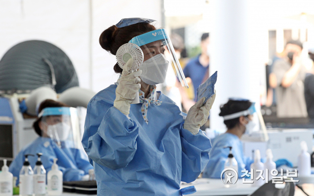 무더위 속에 근무 중인 선별검사소 직원. (제공: 서울 동작구) ⓒ천지일보 2021.7.18