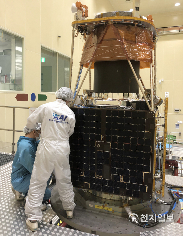 한국항공우주산업(KAI) 엔지니어가 차세대중형위성 2호에 대한 환경시험평가를 진행하고 있다. (제공: KAI) ⓒ천지일보 2021.7.18