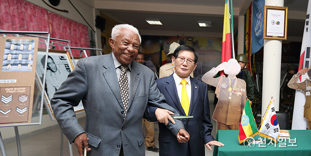 2012년 12월 3일 이 대표가 한국전 참전 기념관에서 에티오피아 참전용사를 만나 기념촬영을 하고 있다.(제공: HWPL) ⓒ천지일보 2021.7.19