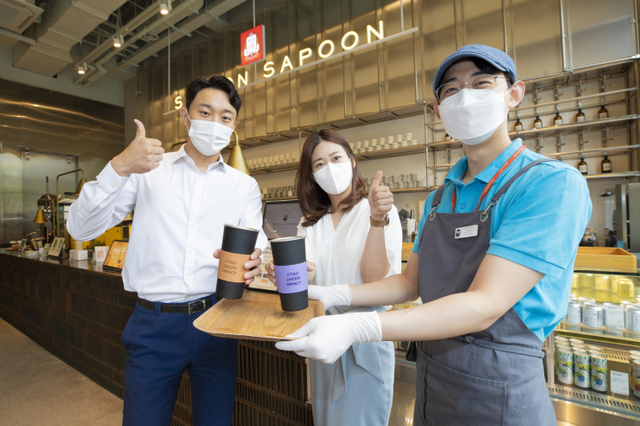 서울 대치동 KT&G 사옥의 커피전문점 ‘사푼사푼’에서 KT&G 직원들이 환경경영 비전인 ‘KT&G GREEN IMPACT’가 새겨진 텀블러를 이용하고 기념촬영을 하고 있다. (제공: KT&G)
