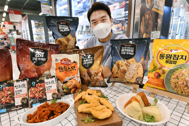 서울 등촌동 홈플러스 강서점에서 ‘냉동 먹거리 기획전’ 상품을 선보이고 있는 모델.  홈플러스는 최근 코로나19 재확산으로 인한 재택근무,  여름방학 등으로 집에서 시간을 보내는 고객들이 늘어나자 간편하게 간식 및 야식을 즐길 수 있도록 각종 상품을 모아 ‘냉동 먹거리 기획전’을 진행한다고 밝혔다. 행사 상품은 ▲홈플러스 시그니처 구운주먹밥 3종(각 7490원) ▲대상 안주야 안주류 10종(각 6990원) ▲대림 안심치킨 텐더스틱(410g, 6990원)  ▲동원 참치볶음밥(420g, 5990원) ▲서울우유 우유 아이스크림 4종(각 8990원) 등으로 구성됐다. (제공: 홈플러스) ⓒ천지일보 2021.7.19