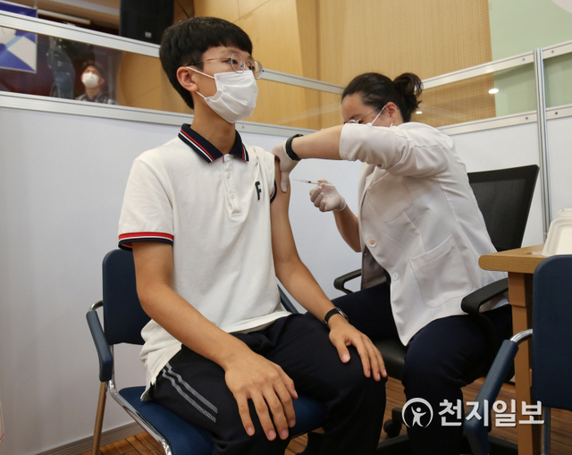 [천지일보=남승우 기자] 고3 학생 및 고교 교직원에 대한 백신 접종이 시작된 19일 오전 서울 양천구 해누리타운 백신접종센터에서 고3 수험생이 신종 코로나바이러스 감염증(코로나19) 화이자 백신 접종을 받고 있다. (사진공동취재단) ⓒ천지일보 2021.7.19