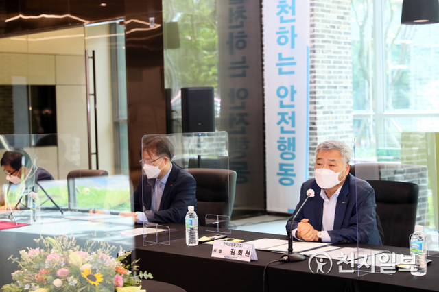 김회천 한국남동발전 사장이 8일 경기도 성남의 분당발전본부에서 협력기업과 안전을 최우선 가치로 추구하는 안전경영방침을 공유하고 있다. (제공: 한국남동발전) ⓒ천지일보 2021.7.9