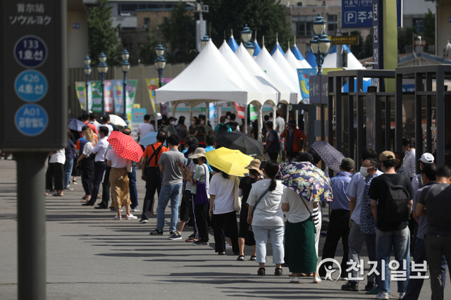 [천지일보=남승우 기자] 신종 코로나바이러스 감염증(코로나19) 신규 확진자가 1252명으로 집계된 19일 오전 서울역 광장에 마련된 임시 선별검사소에서 시민들이 코로나19 검사를 받기 위해 줄을 서서 기다리고 있다. ⓒ천지일보 2021.7.19