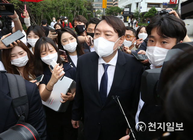 [천지일보=남승우 기자] 야권 대선주자로 나선 윤석열 전 검찰총장이 7일 오후 서울 종로구의 한 중식당에서 국민의당 안철수 대표와의 오찬 회동을 마친 뒤 취재진 질문에 답변을 마친 뒤 차량으로 이동하고 있다. ⓒ천지일보 2021.7.7