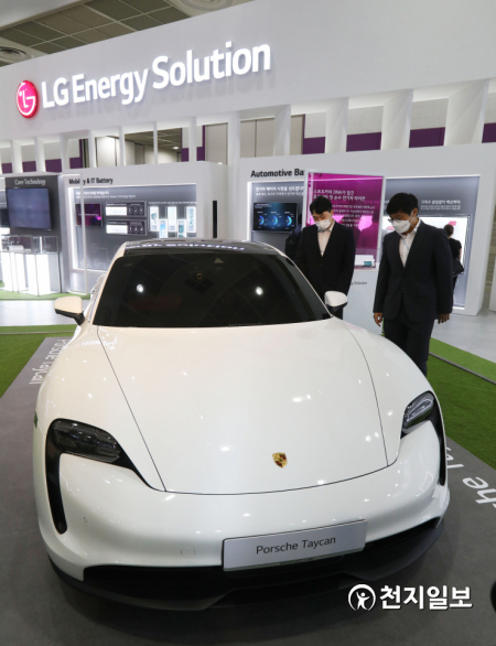 [천지일보=남승우 기자] 9일 오전 서울 강남구 코엑스에서 열린 인터배터리 2021 및 xEV트랜드 코리아 전시회를 찾은 관람객들이 LG에너지솔루션 부스에서 포르쉐 전기차 타이칸을 살펴보고 있다. ⓒ천지일보 2021.6.9