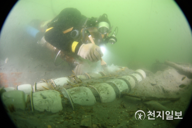 마도 2호선에서 수중유물 통형잔 발굴 모습. (제공: 인천시청) ⓒ천지일보 2021.7.20