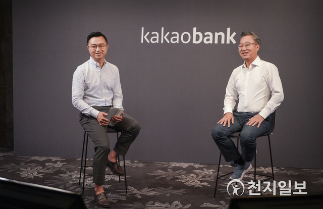 20일 서울 여의도 콘래드 호텔에서 진행된 IPO 프레스톡에서 카카오뱅크 윤호영 대표이사(오른쪽)와 황은재 PR팀장이 질의응답을 하고 있다. (제공: 카카오뱅크) ⓒ천지일보 2021.7.20