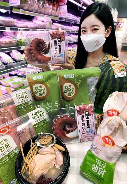 모델이 20일 서울 등촌동 홈플러스 강서점에서 중복(21일)을 맞아 다양한 보양식 식재료를 선보이고 있다. (제공: 홈플러스)