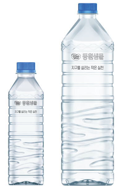 동원F&B 직원이 ‘동원샘물 라벨프리’를 들고 ‘EV6’ 앞에서 사진을 촬영하고 있다. (제공: 동원F&B)