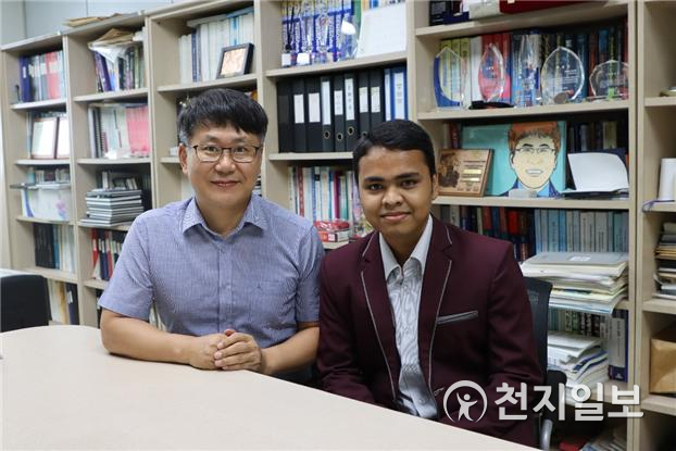 박재영 교수(왼쪽)와 아부 박사과정. (제공: 광운대학교) ⓒ천지일보 2021.7.20