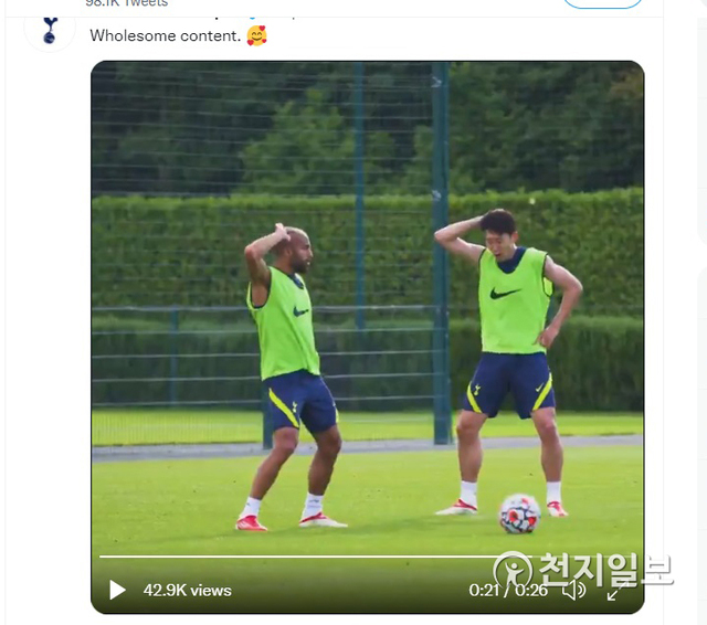 손흥민이 잉글랜드 프로축구 토트넘 홋스퍼의 프리시즌 훈련에 합류했다. 훈련 도중 루카스 모우라와 춤추고 있다. (출처: 토트넘 트위터) ⓒ천지일보 2021.7.20