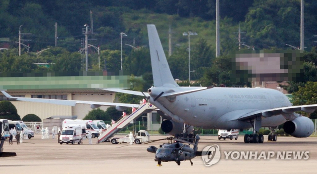 (성남=연합뉴스) 20일 오후 서울공항에서 신종 코로나바이러스 감염증(코로나19) 집단감염으로 귀국한 청해부대 34진 문무대왕함(4천400t급)의 장병들이 공군 다목적 공중급유수송기(KC-330)에서 내리고 있다.