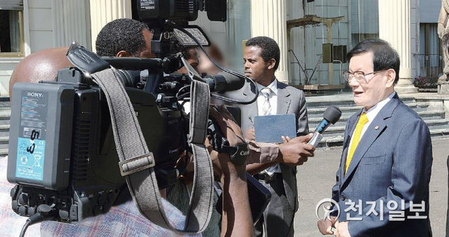 2012년 12월 3일 에티오피아 대통령 만남 후 취재진과 인터뷰하는 이 대표. (제공: HWPL) ⓒ천지일보 2021.7.20
