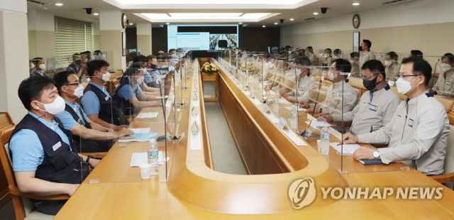 마주 앉은 현대차 노사 교섭 대표들 (출처: 연합뉴스)