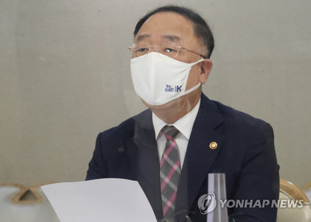 홍남기 부총리 겸 기획재정부 장관이 21일 정부서울청사에서 열린 '제26차 부동산시장 점검 관계장관회의'에서 발언하고 있다. (출처: 연합뉴스)