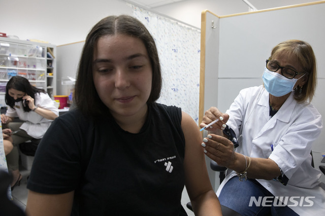 [텔아비브=AP/뉴시스]6일(현지시간) 이스라엘 텔아비브 인근 리숀 레지온의 한 접종소에서 한 어린이가 코로나19 백신을 접종하고 있다. 이스라엘은 12~15세 어린이를 대상으로 코로나19 백신 접종을 시작했다.