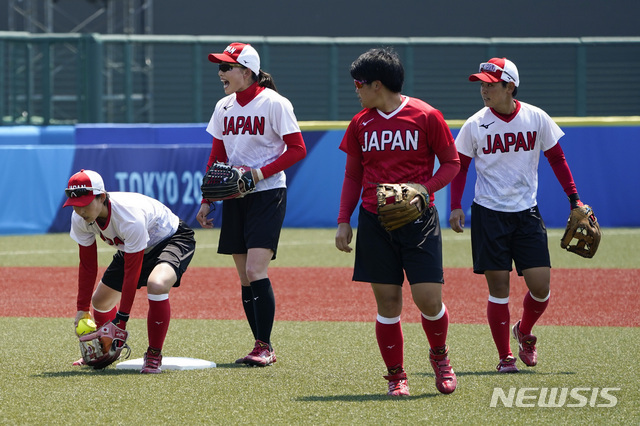 20일 일본 후쿠시마 아즈마 야구장에서 훈련을 하고 있는 일본 소프트볼팀. (출처: 뉴시스)