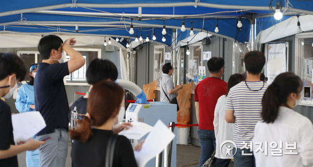 [천지일보=남승우 기자] 신종 코로나바이러스 감염증(코로나19) 신규 확진자가 1784명으로 집계된 21일 오전 서울역 광장에 마련된 임시 선별검사소에서 시민들이 코로나19 검사를 받기 위해 줄을 서서 기다리고 있다. ⓒ천지일보 2021.7.21