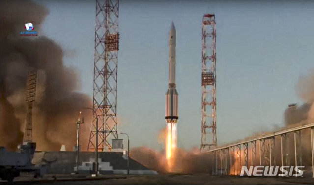 [모스크바/로스코스모스·AP=뉴시스] 나우카 모듈을 실은 로켓 운반체 프로톤M이 21일(현지시간) 카자흐스탄 바이코누르 우주발사기지에서 발사되고 있다. (출처: 뉴시스)